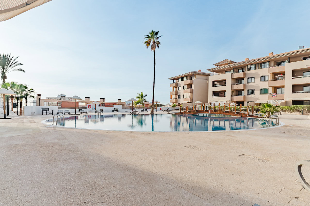 Buitenkant en zwembad 1